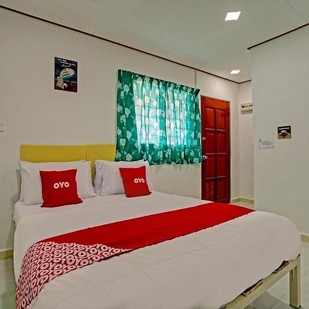 Capital O 90423 Teratai Chalet Hotel Kampong Raja Kültér fotó