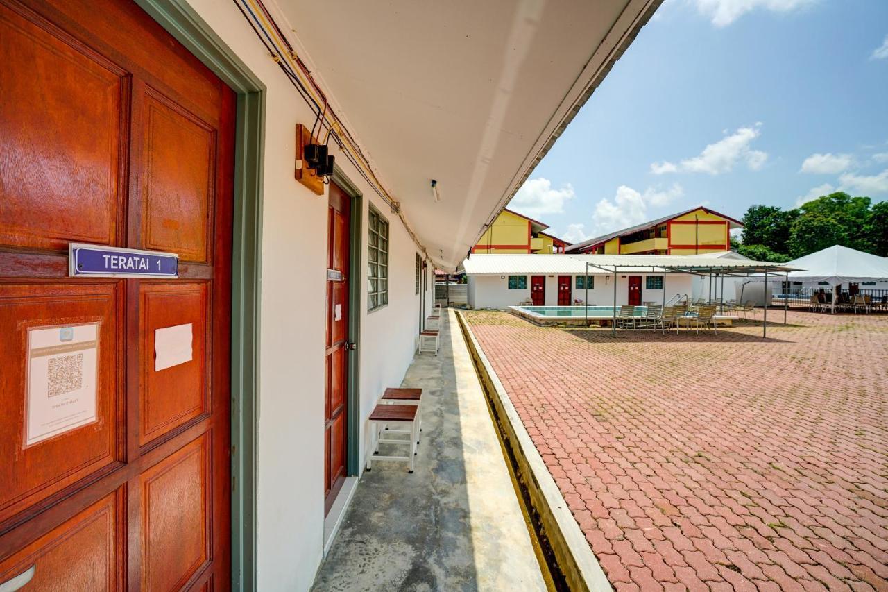Capital O 90423 Teratai Chalet Hotel Kampong Raja Kültér fotó