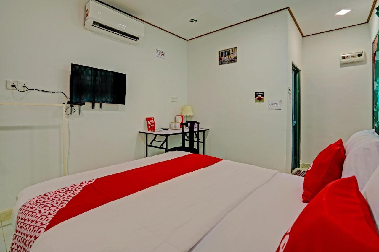 Capital O 90423 Teratai Chalet Hotel Kampong Raja Kültér fotó