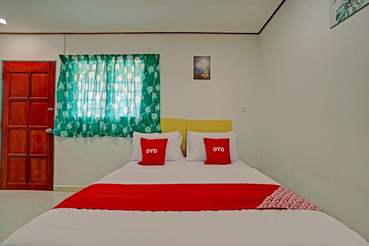 Capital O 90423 Teratai Chalet Hotel Kampong Raja Kültér fotó