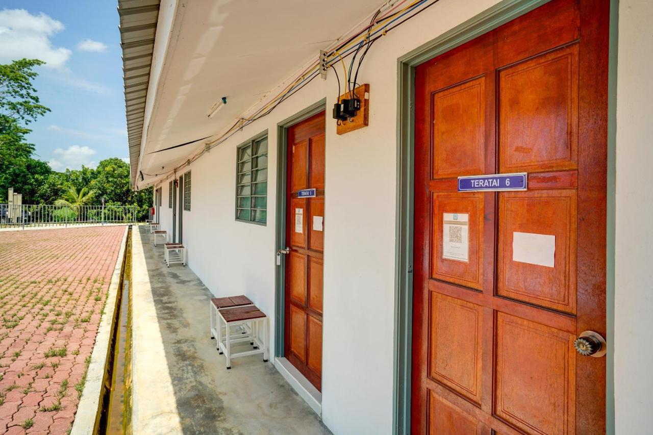 Capital O 90423 Teratai Chalet Hotel Kampong Raja Kültér fotó