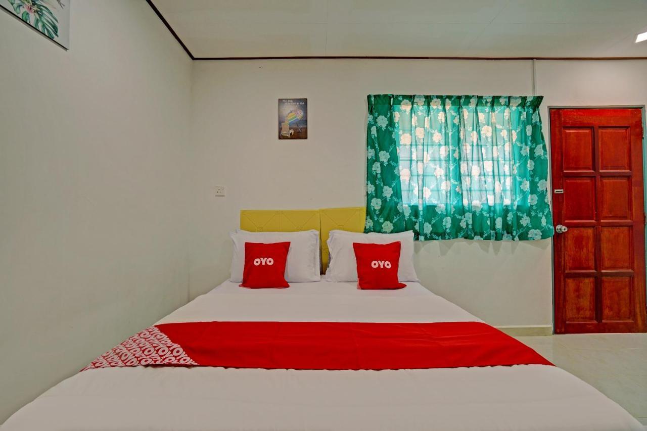 Capital O 90423 Teratai Chalet Hotel Kampong Raja Kültér fotó